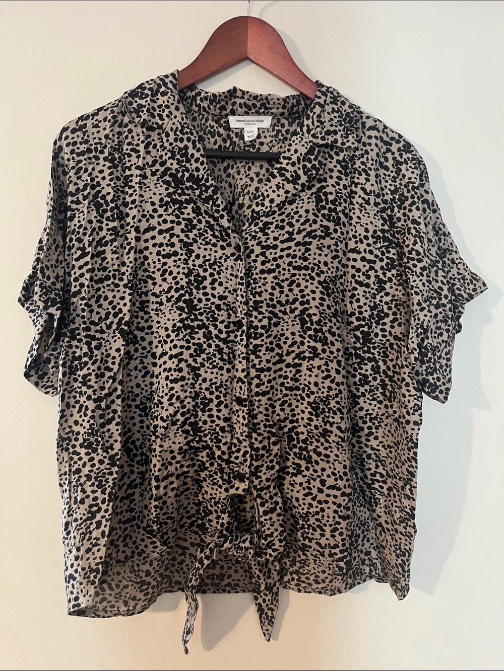 beachlunchlounge Taupe and Black Short Sleeve Tie-Front Blouse